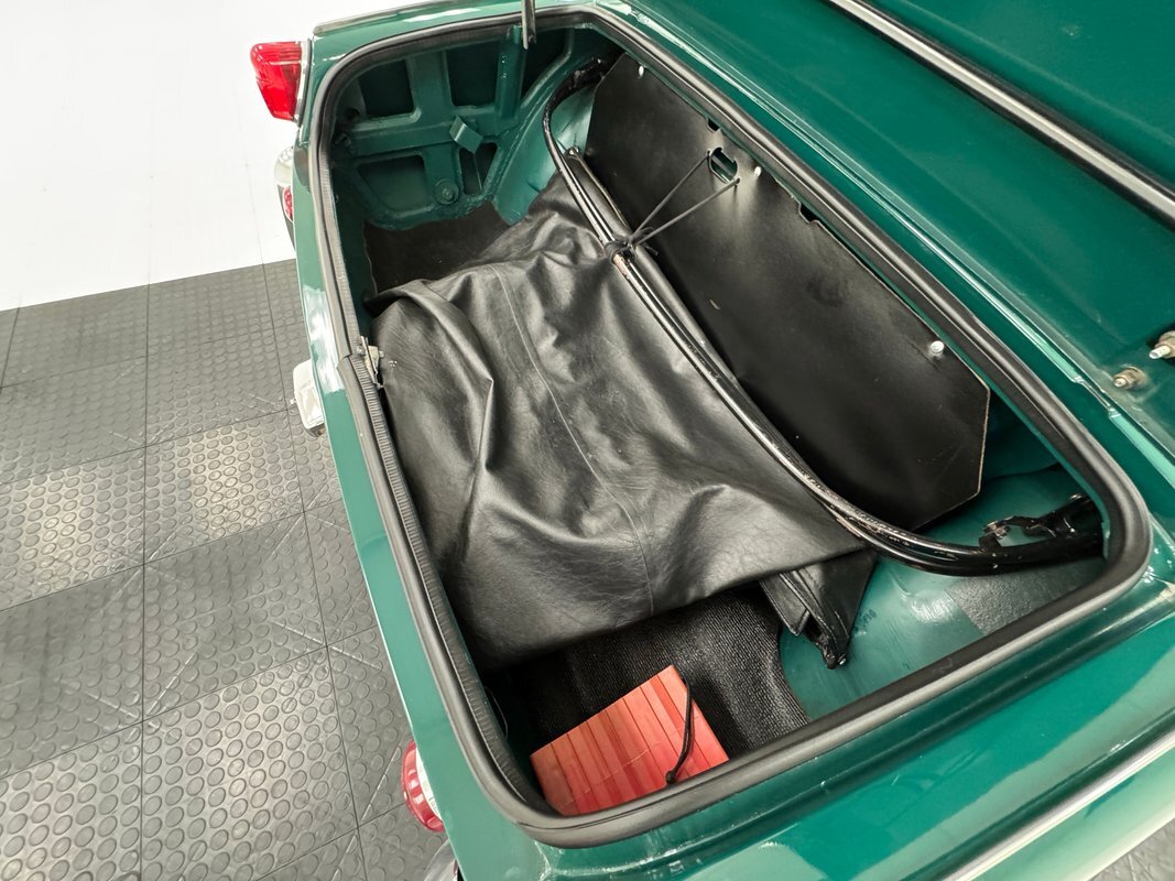 Triumph-Spitfire-1967-Convertible-26