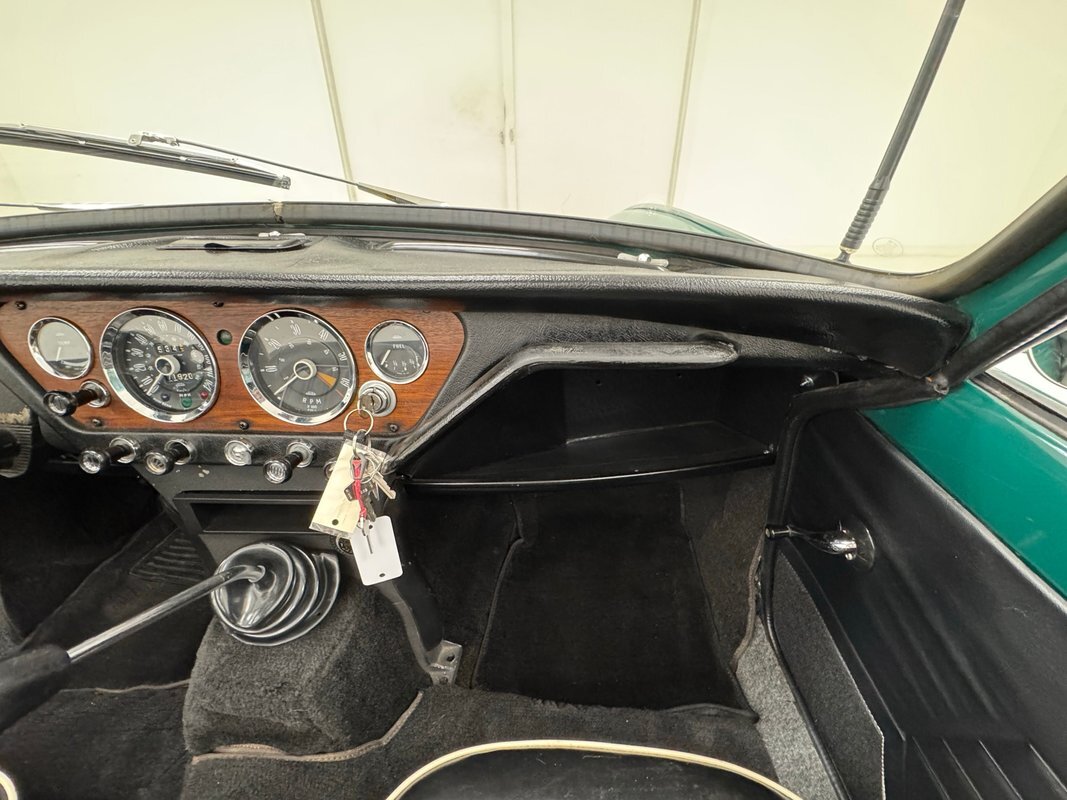 Triumph-Spitfire-1967-Convertible-39