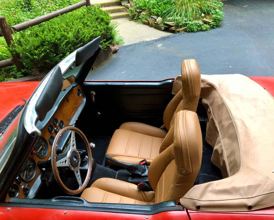 Triumph-Tr6-1973-4