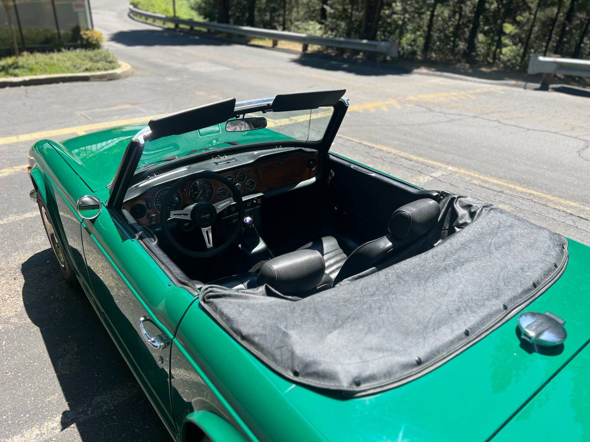 Triumph-Tr6-1973-green-10