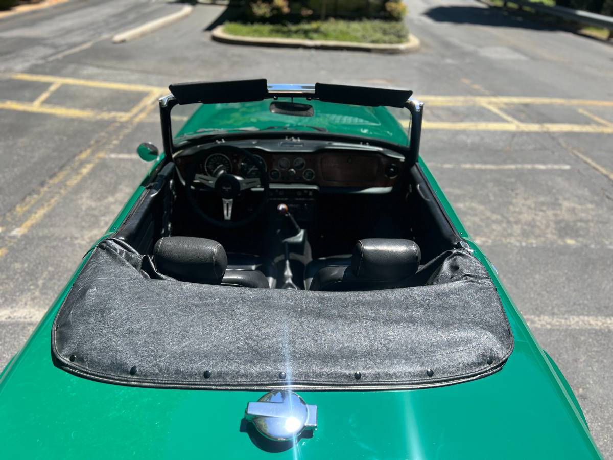 Triumph-Tr6-1973-green-11