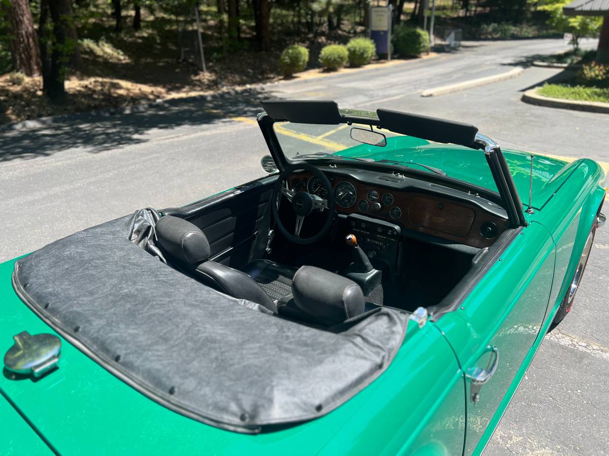 Triumph-Tr6-1973-green-12