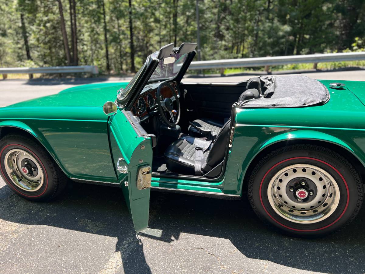 Triumph-Tr6-1973-green-13