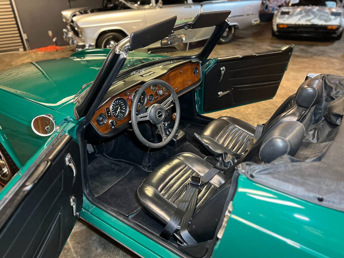Triumph-Tr6-1973-green-19