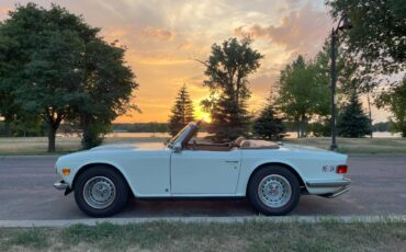 Triumph-Tr6-1973-white-1
