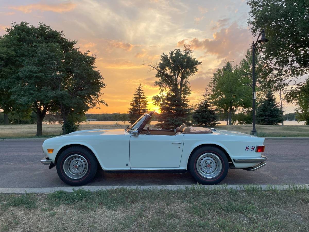 Triumph-Tr6-1973-white-1
