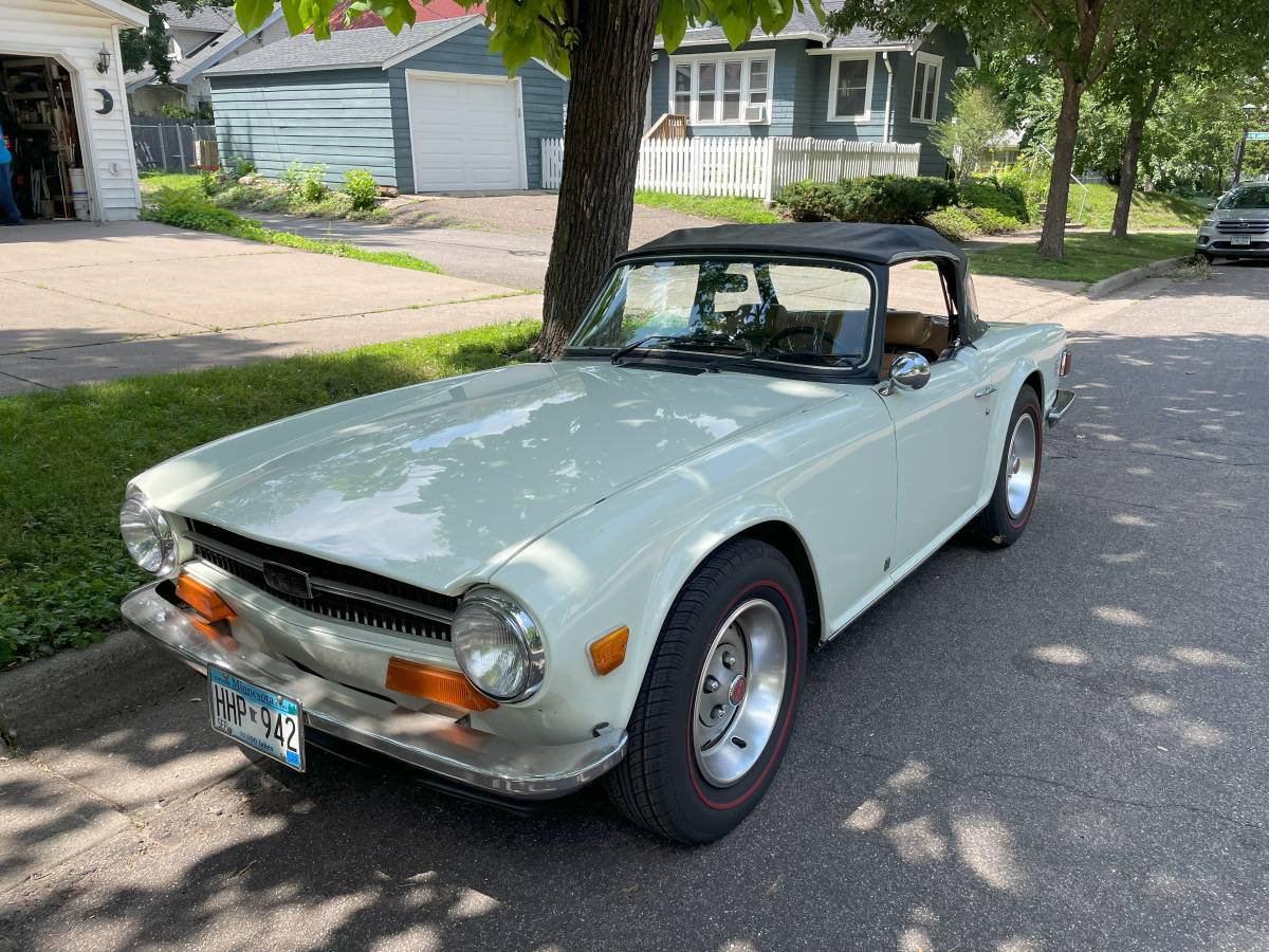 Triumph-Tr6-1973-white-3