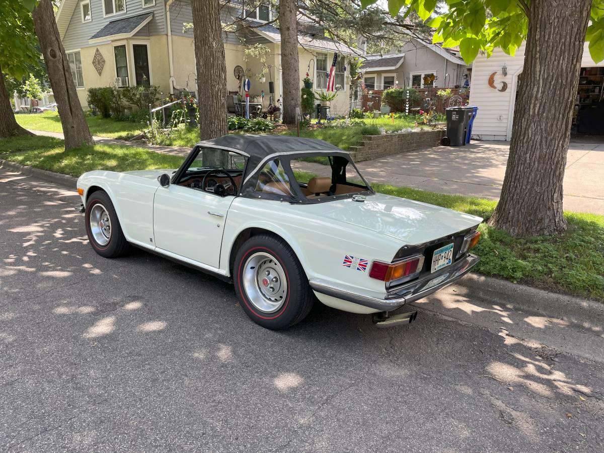Triumph-Tr6-1973-white-4