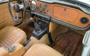 Triumph-Tr6-1973-white-5
