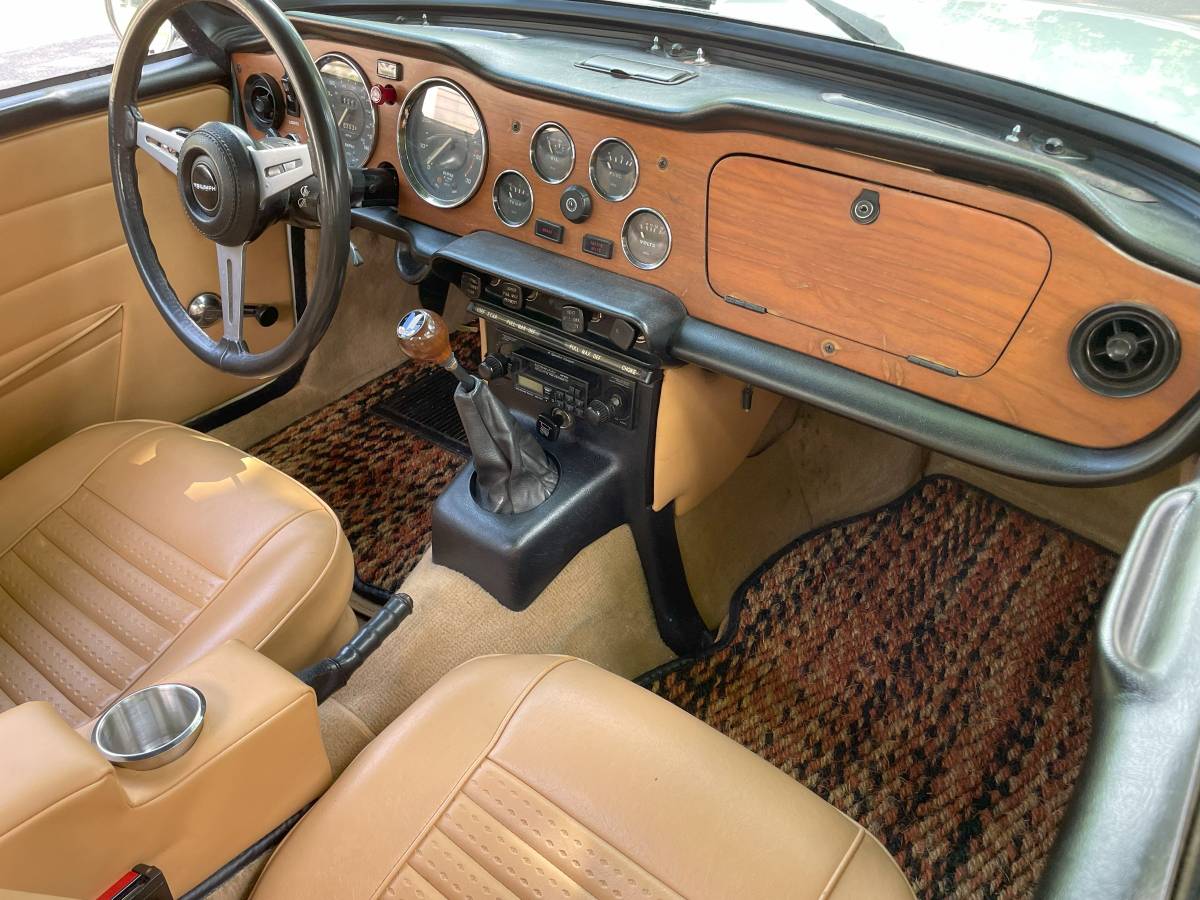 Triumph-Tr6-1973-white-5