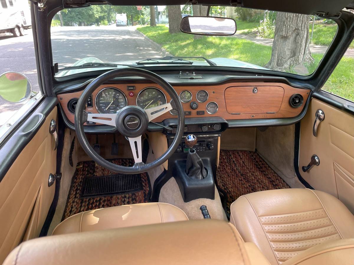 Triumph-Tr6-1973-white-6