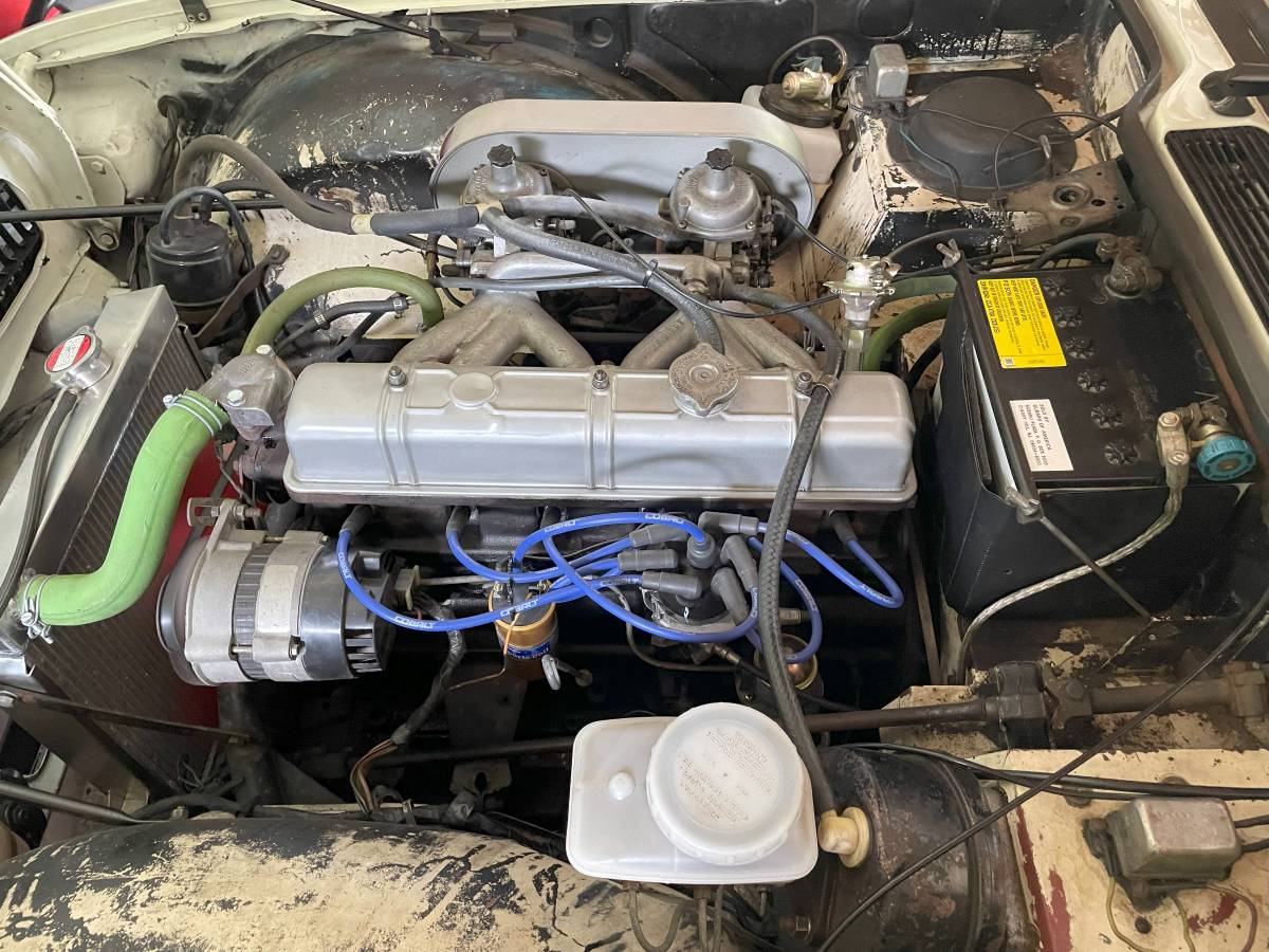 Triumph-Tr6-1973-white-7