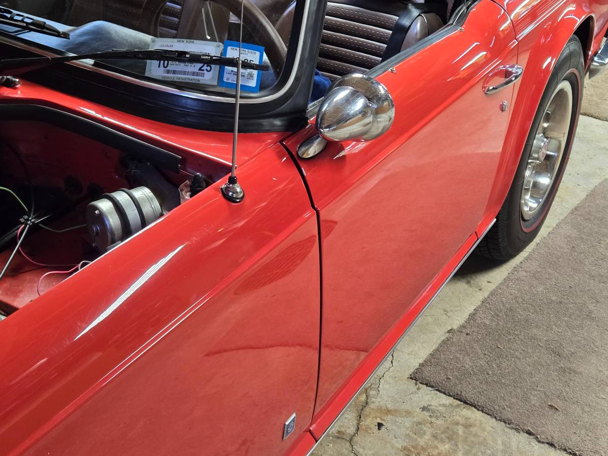 Triumph-Tr6-1974-red-10