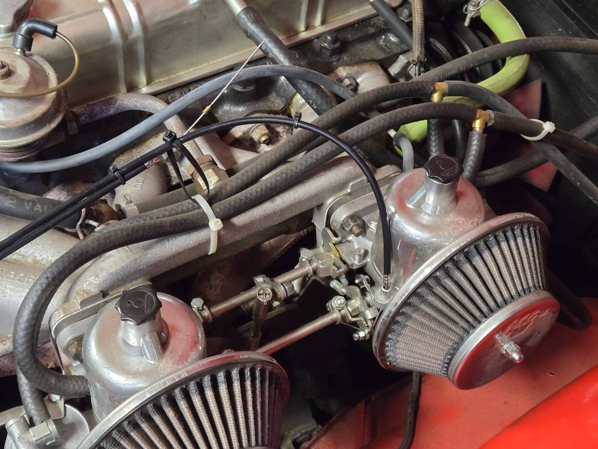 Triumph-Tr6-1974-red-13