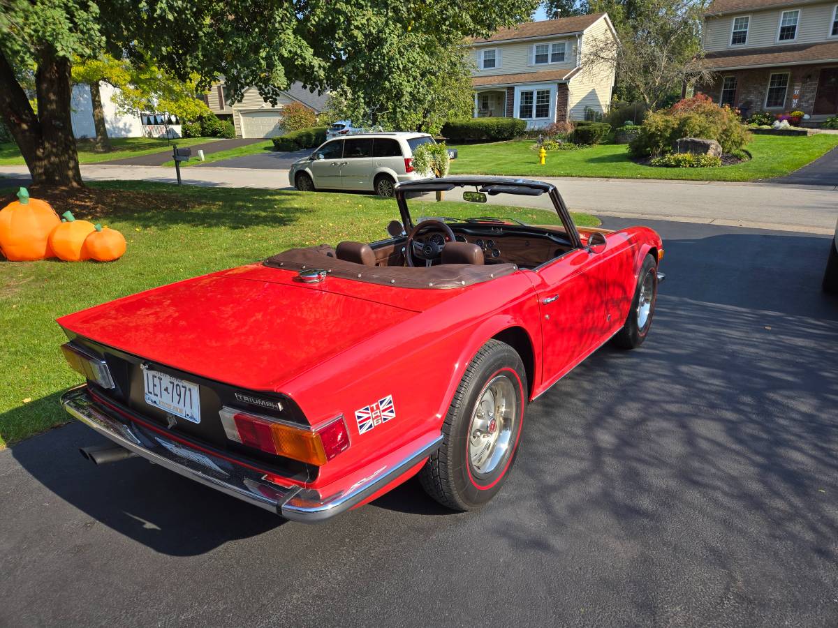 Triumph-Tr6-1974-red-9