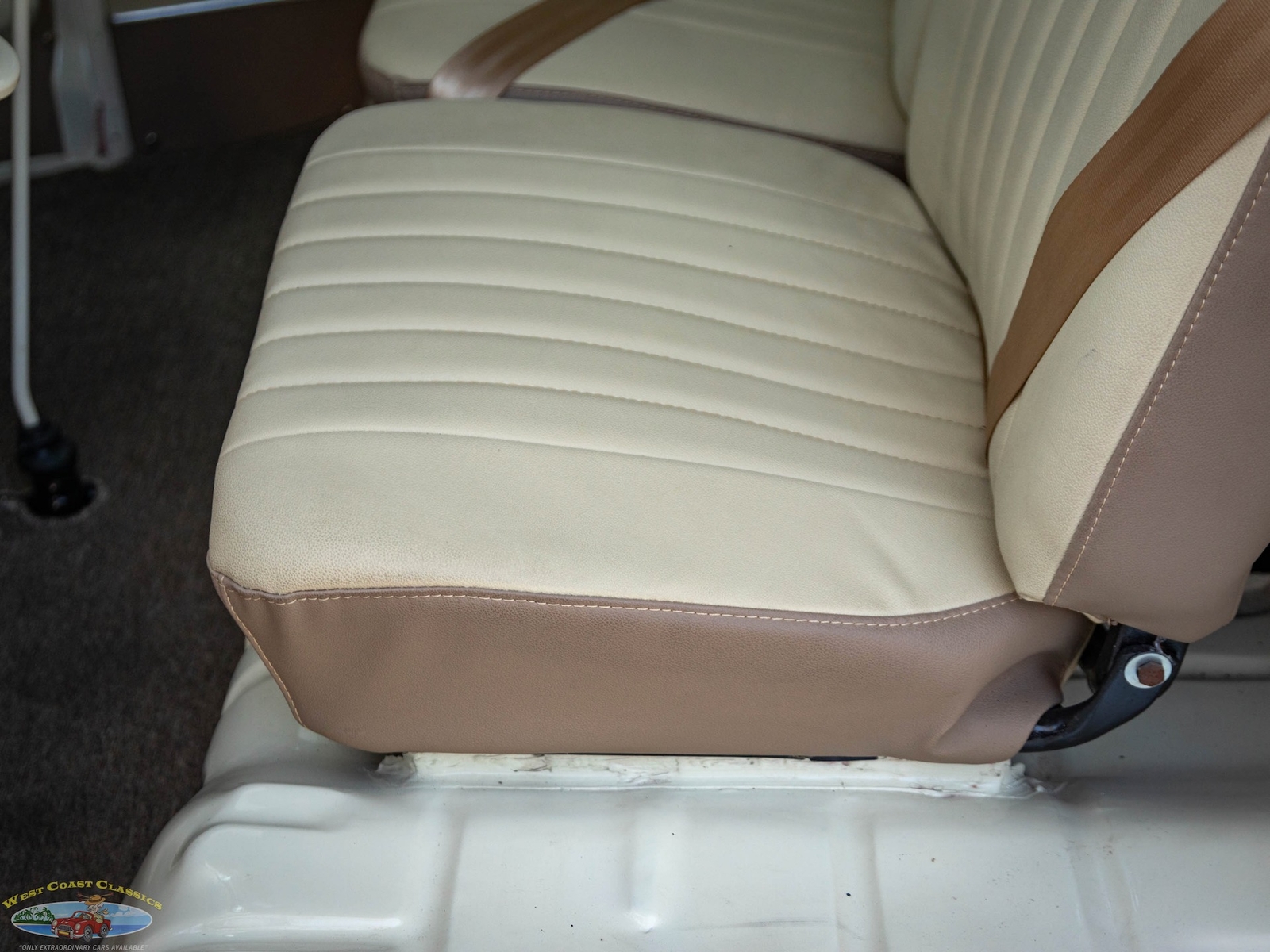 Volkswagen-23-Window-Samba-1975-23-Window-Bus-28