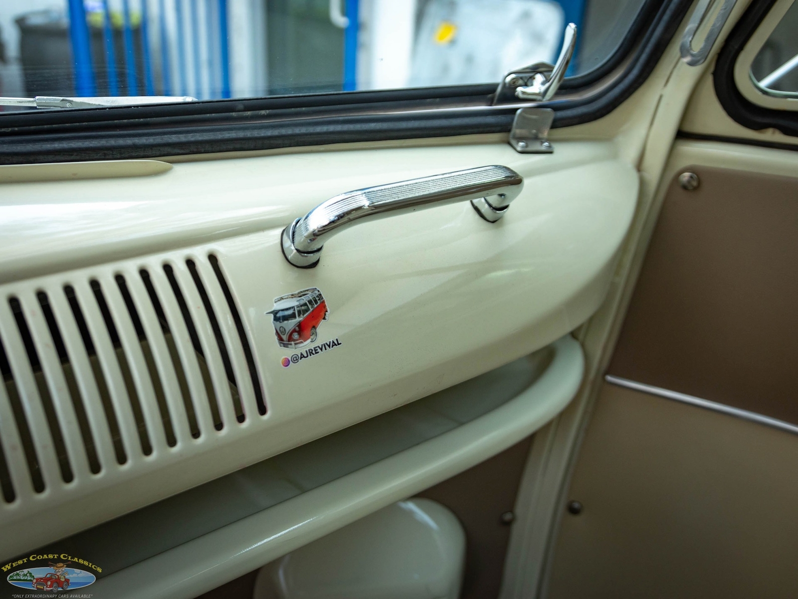 Volkswagen-23-Window-Samba-1975-23-Window-Bus-35