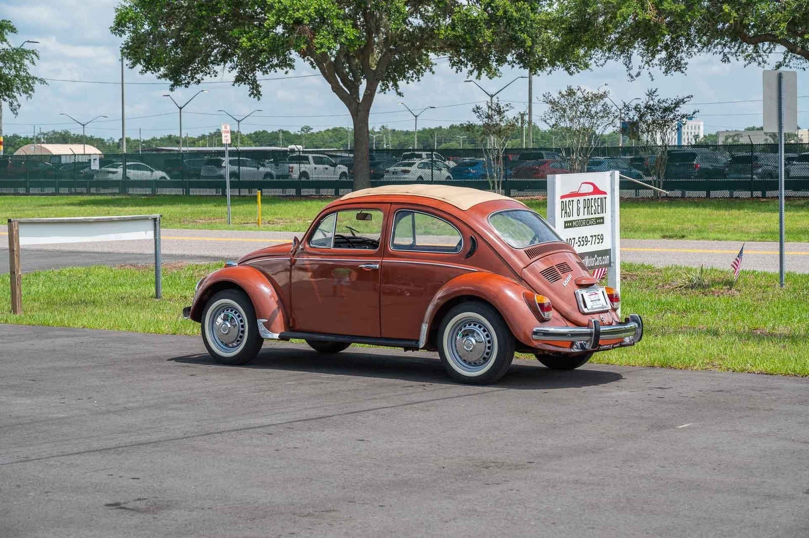 Volkswagen-Beetle-Classic-1974-2-Door-3