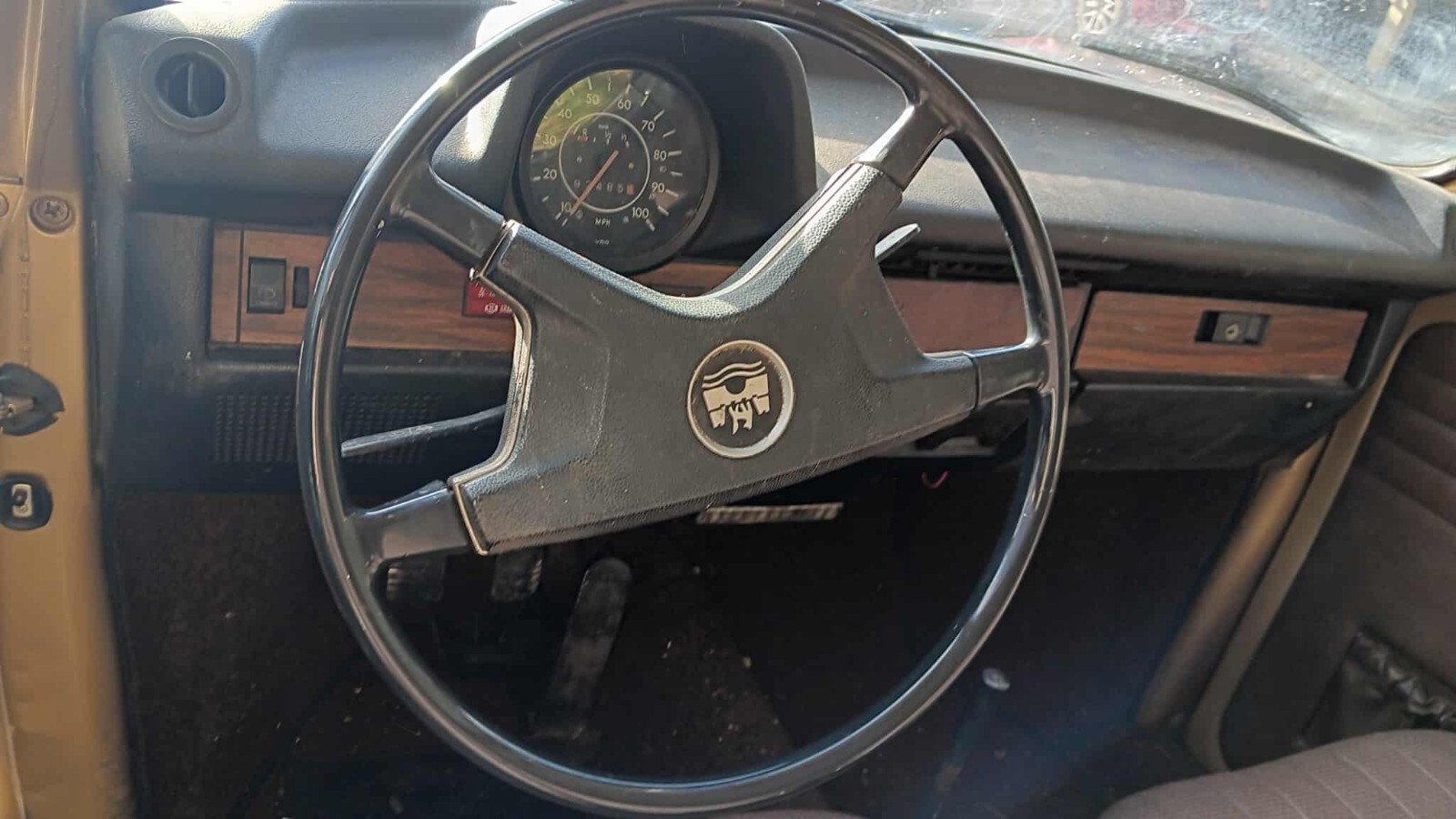 Volkswagen-Beetle-Classic-1974-Coupe-3