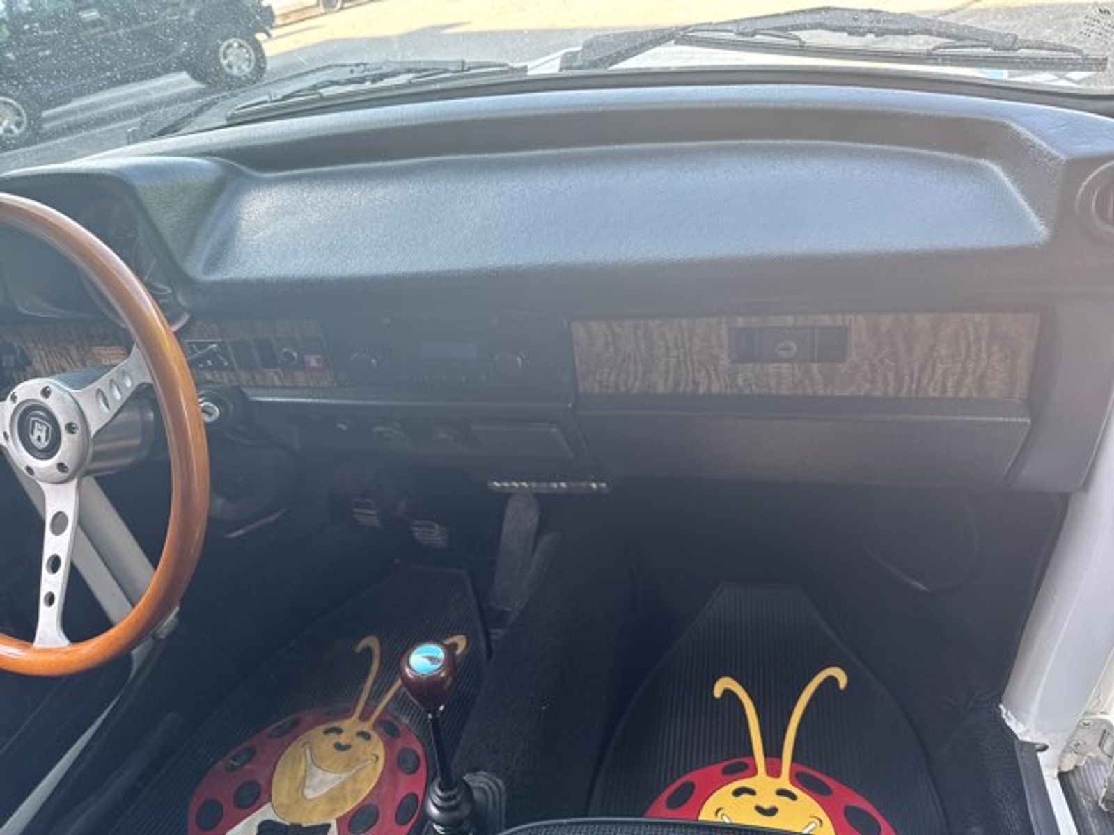 Volkswagen-Beetle-Classic-1977-9