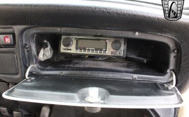 Volkswagen-Beetle-Classic-1994-coupe-27