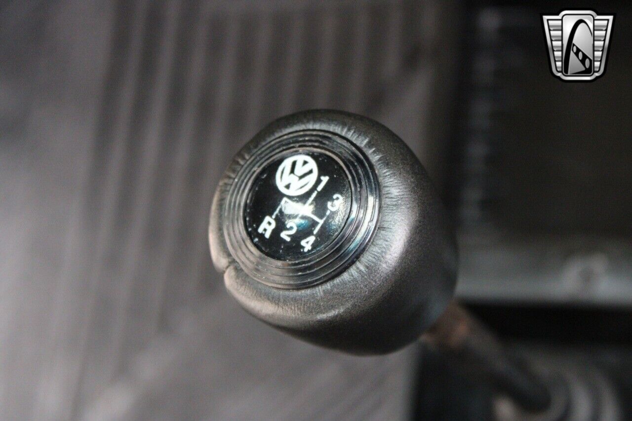 Volkswagen-Beetle-Classic-1994-coupe-29