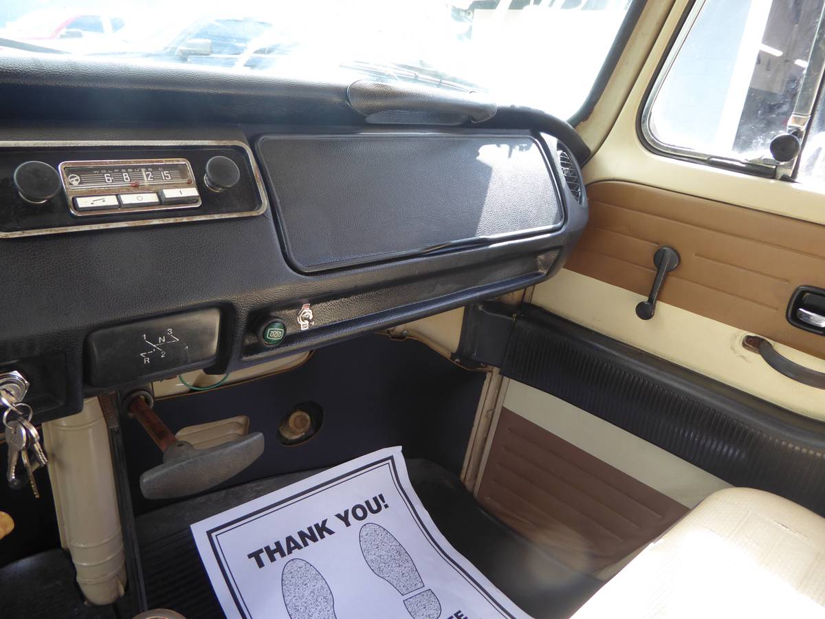 Volkswagen-Bus-1970-custom-9