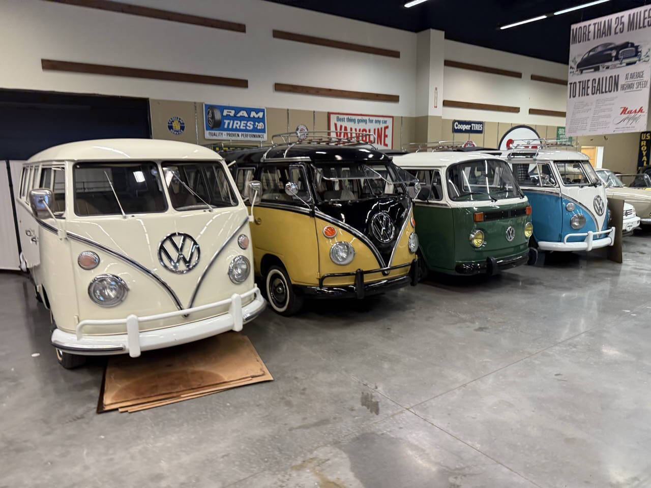 Volkswagen-BusVanagon-1974-Minivan-1