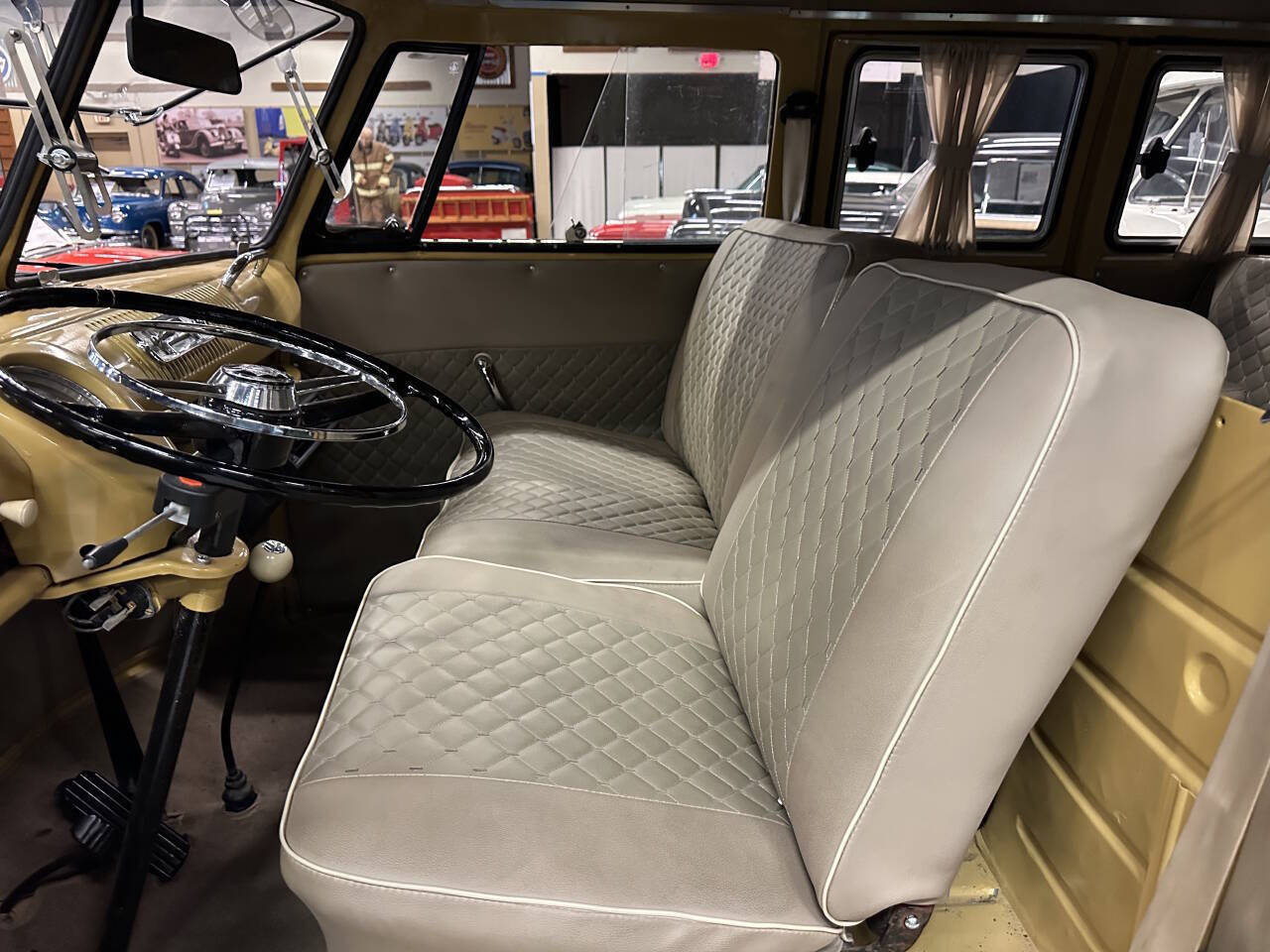 Volkswagen-BusVanagon-1974-Minivan-21