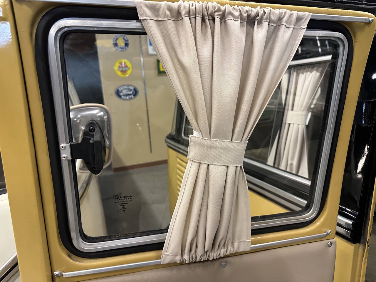 Volkswagen-BusVanagon-1974-Minivan-23