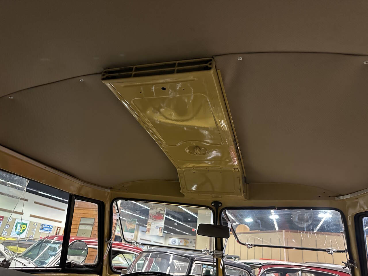 Volkswagen-BusVanagon-1974-Minivan-25