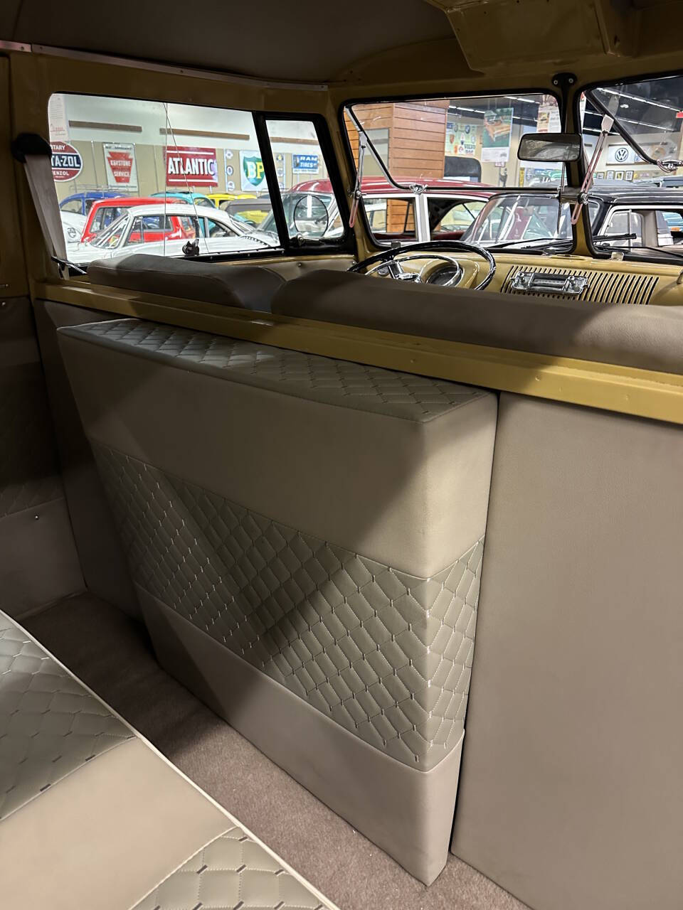 Volkswagen-BusVanagon-1974-Minivan-32