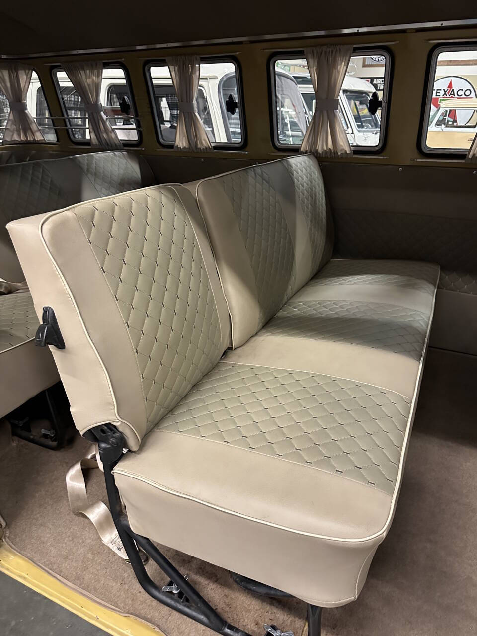 Volkswagen-BusVanagon-1974-Minivan-33
