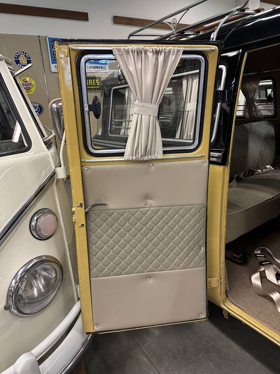 Volkswagen-BusVanagon-1974-Minivan-34