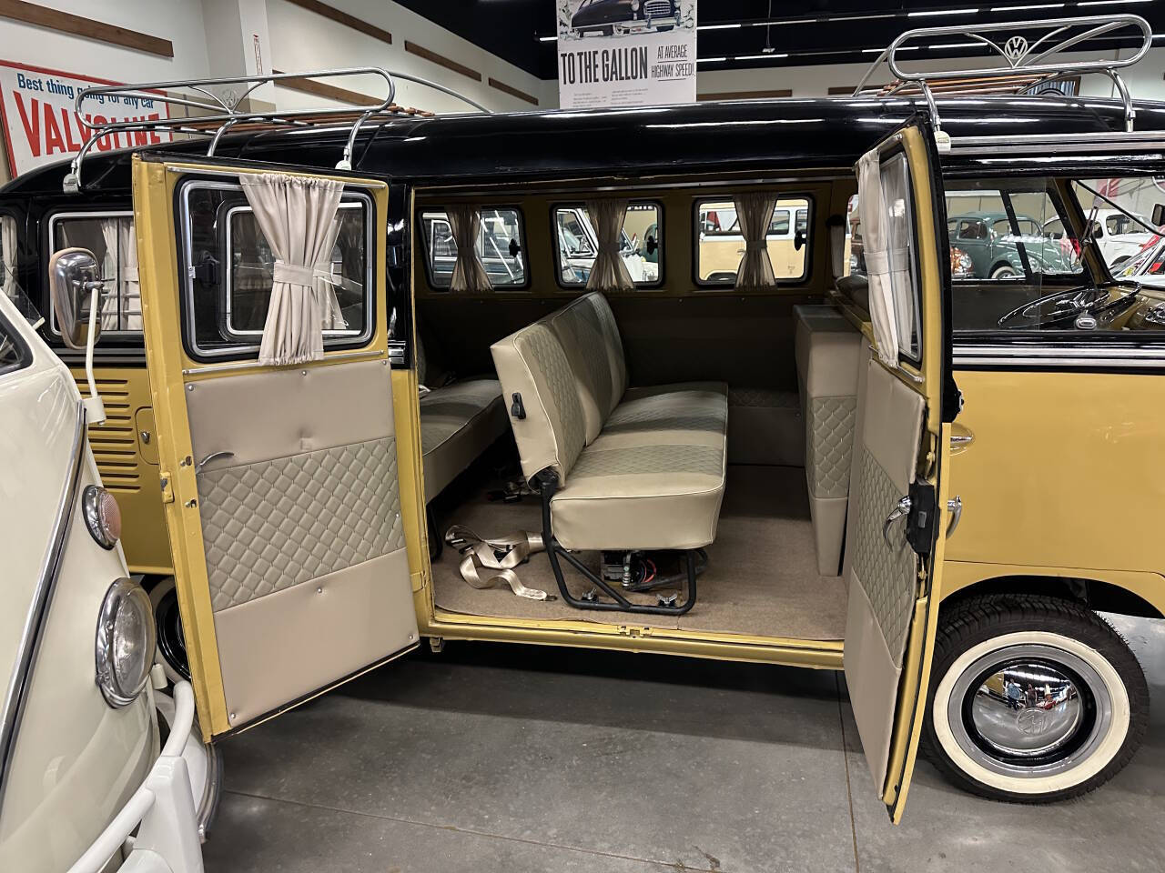 Volkswagen-BusVanagon-1974-Minivan-35
