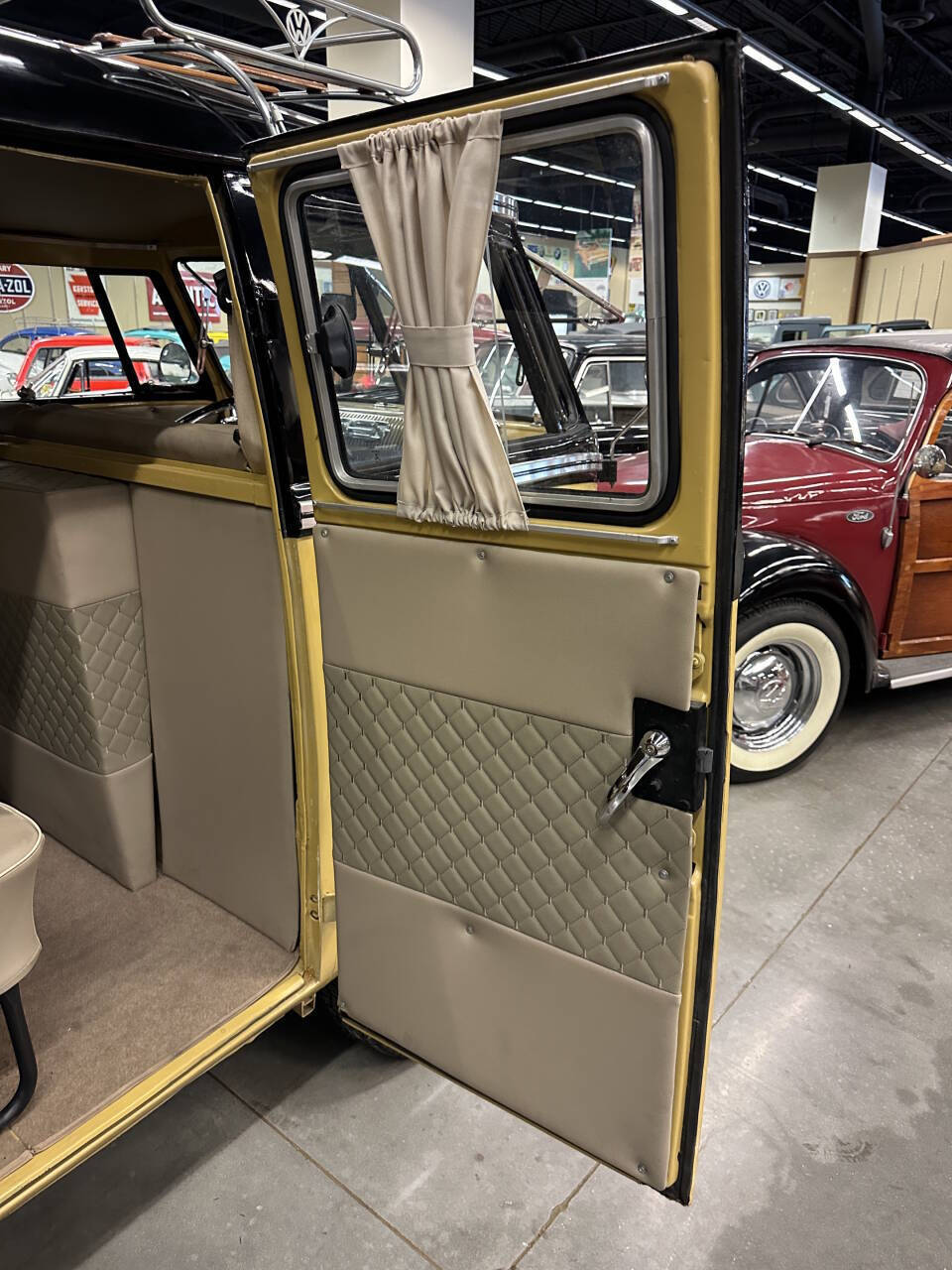 Volkswagen-BusVanagon-1974-Minivan-36