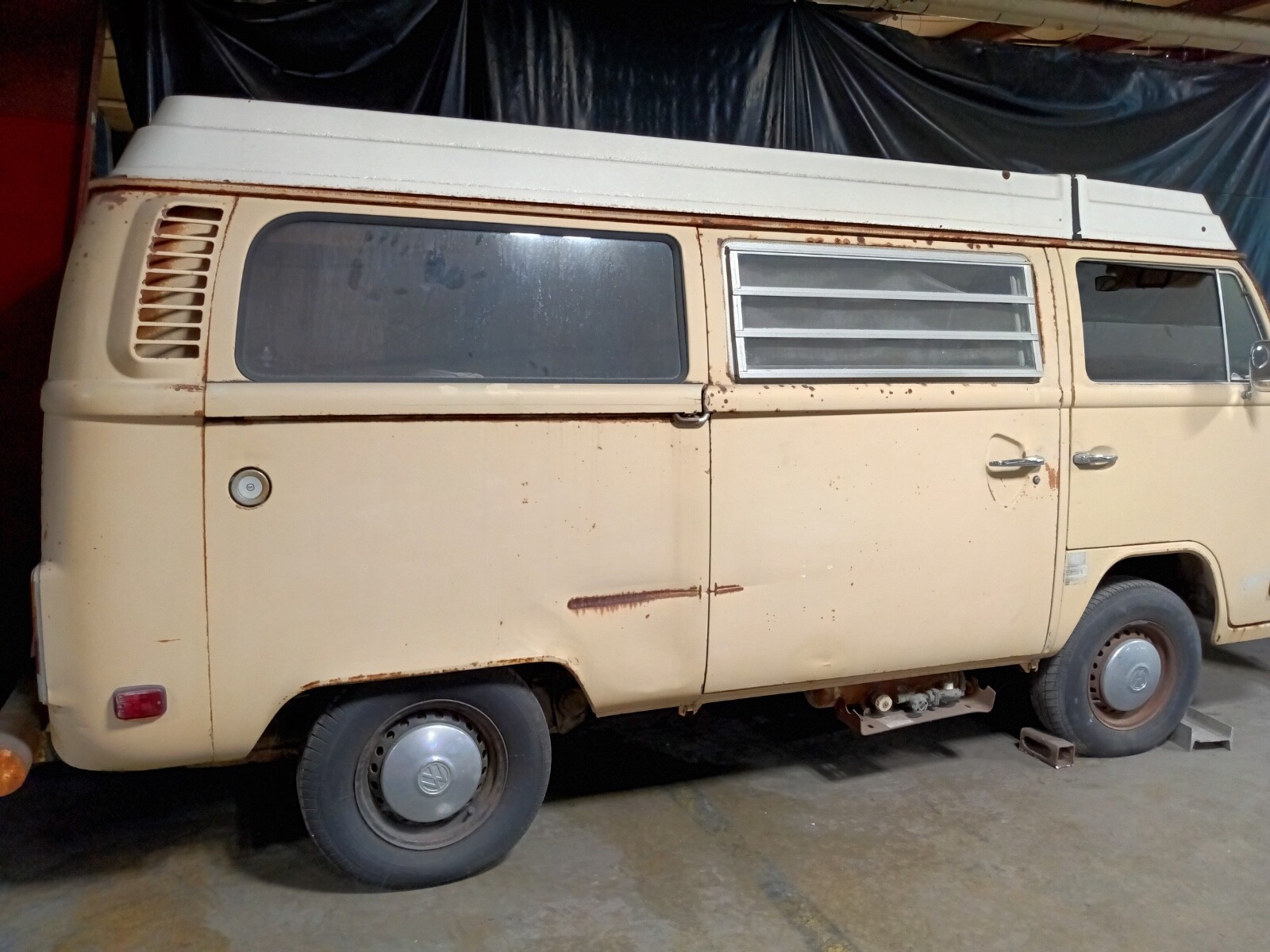 Volkswagen-BusVanagon-1979-Van-Camper-1