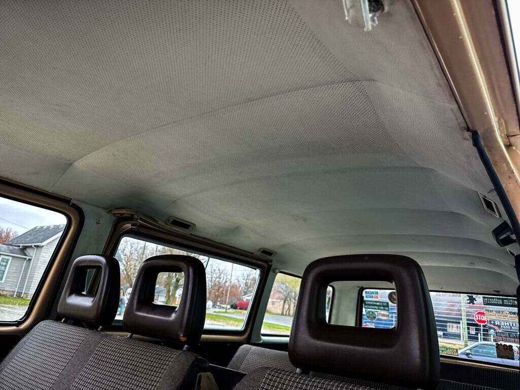 Volkswagen-BusVanagon-1984-Minivan-24