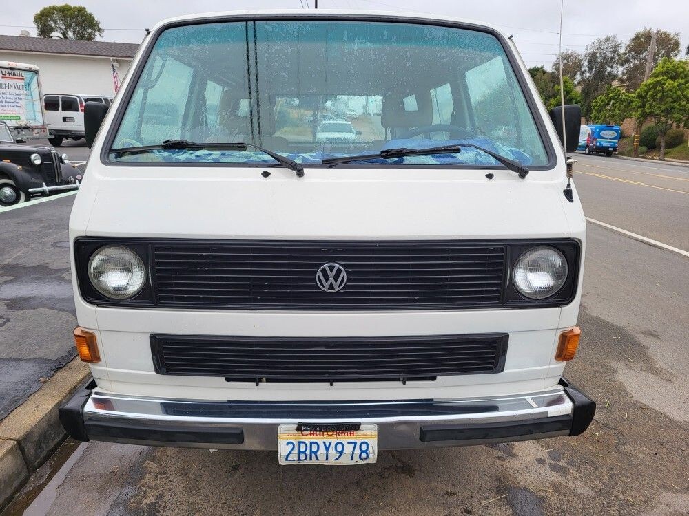 Volkswagen-BusVanagon-1985-Minivan-2