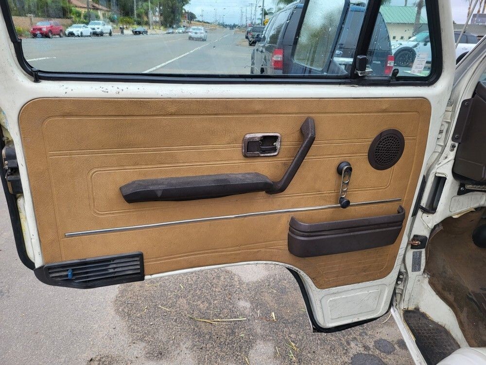 Volkswagen-BusVanagon-1985-Minivan-9