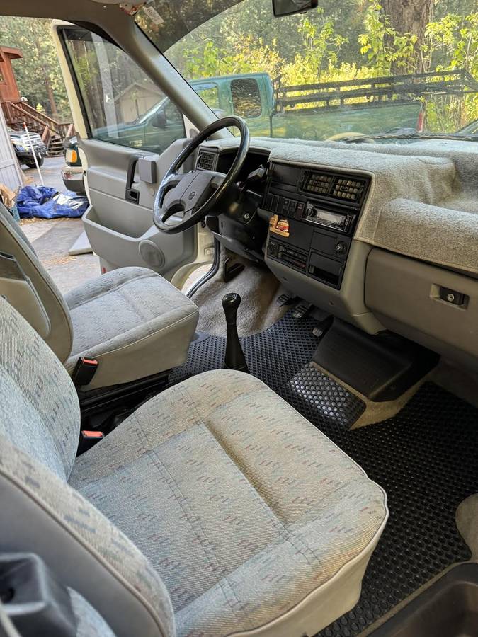 Volkswagen-Eurovan-camper-1995-white-8