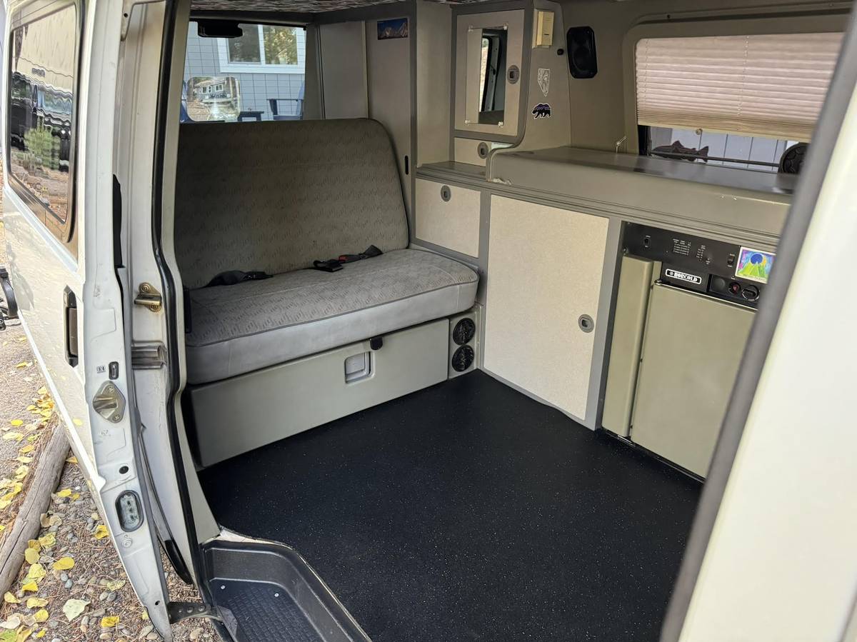 Volkswagen-Eurovan-camper-1995-white-9