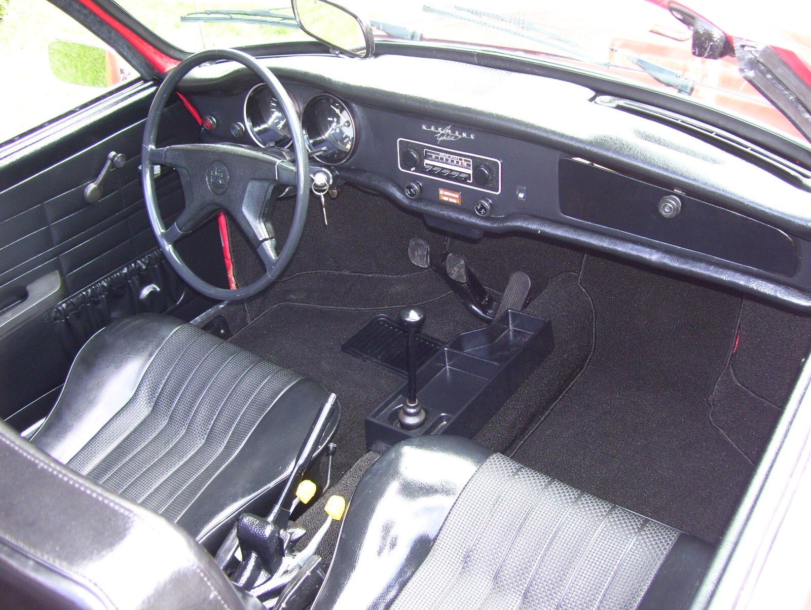 Volkswagen-Karmann-Ghia-1974-Convertible-11