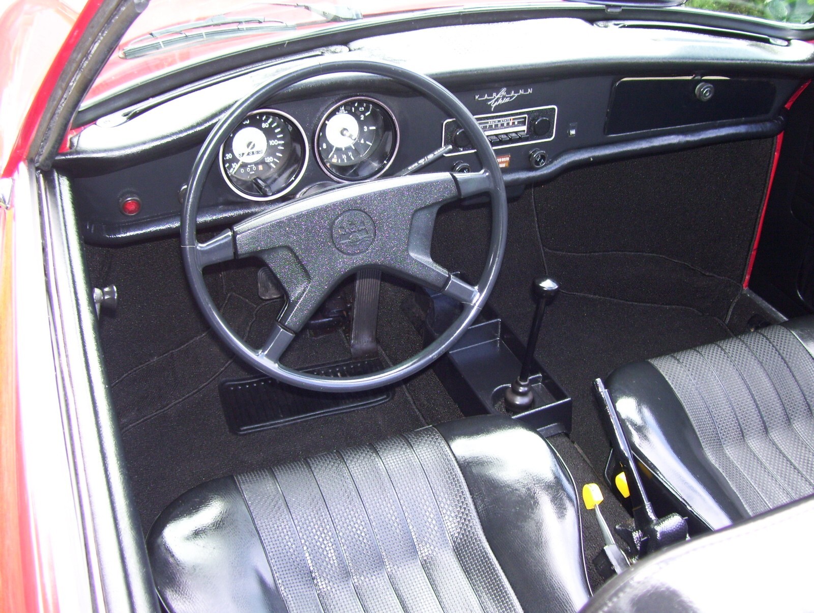 Volkswagen-Karmann-Ghia-1974-Convertible-12