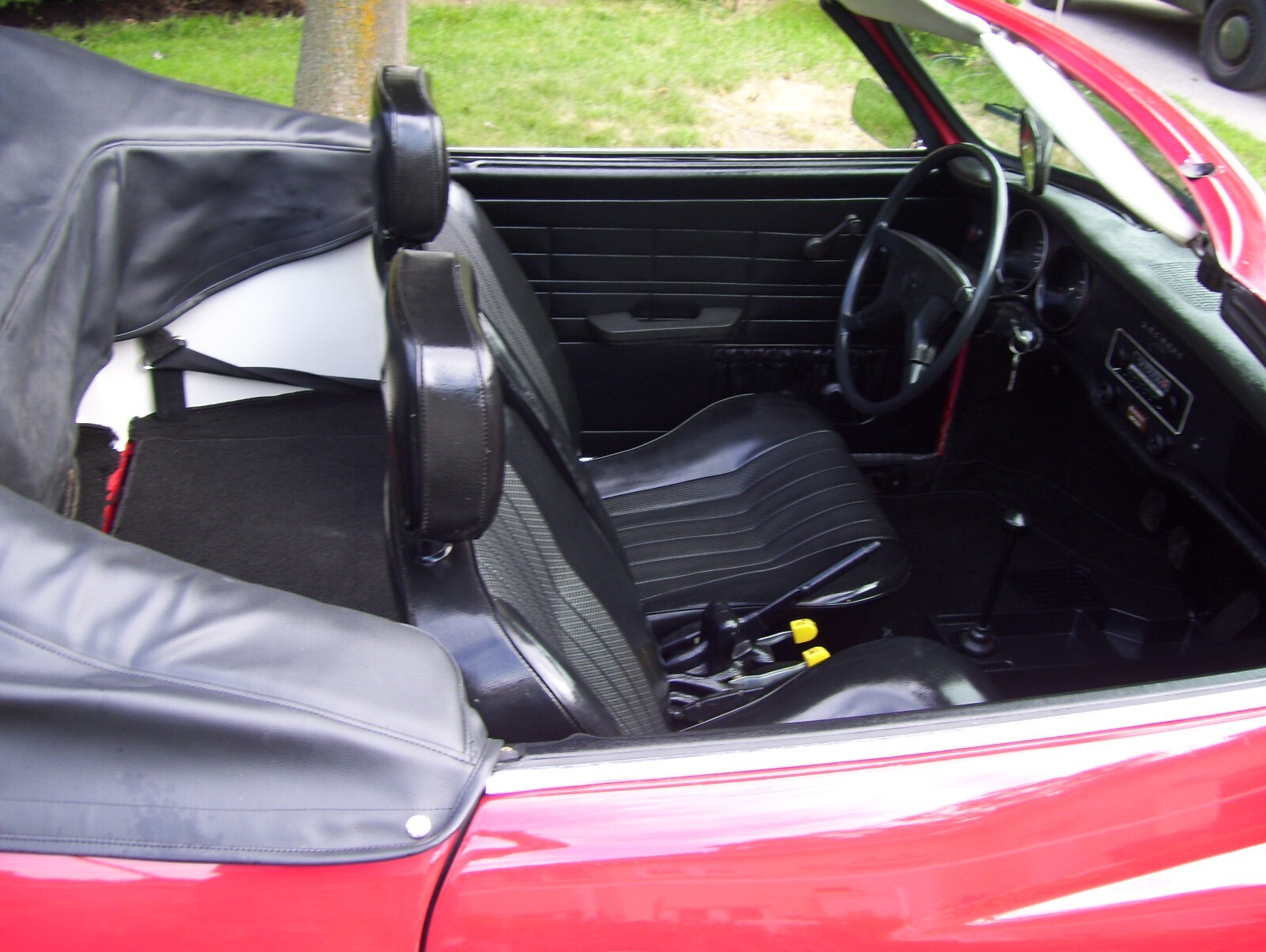 Volkswagen-Karmann-Ghia-1974-Convertible-14