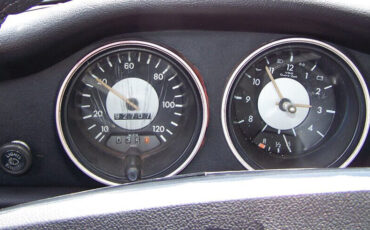 Volkswagen-Karmann-Ghia-1974-Coupe-8
