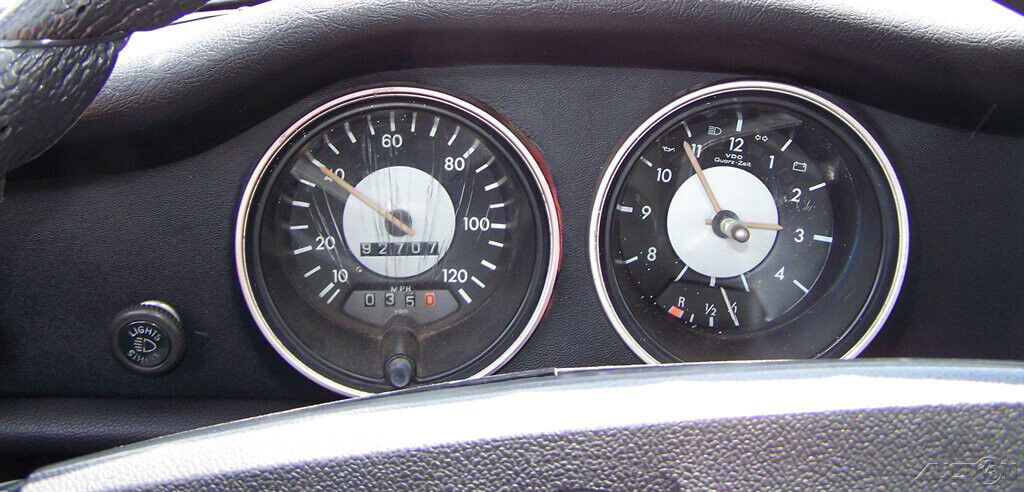 Volkswagen-Karmann-Ghia-1974-Coupe-8