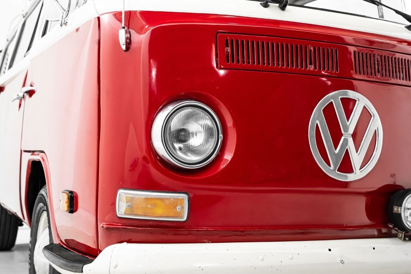 Volkswagen-Type-II-Bus-1975-Other-12