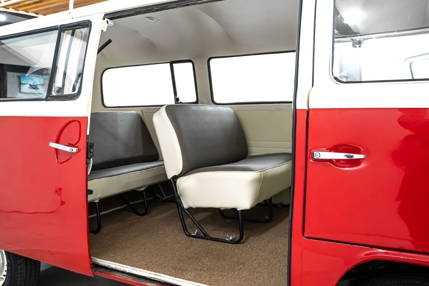 Volkswagen-Type-II-Bus-1975-Other-20