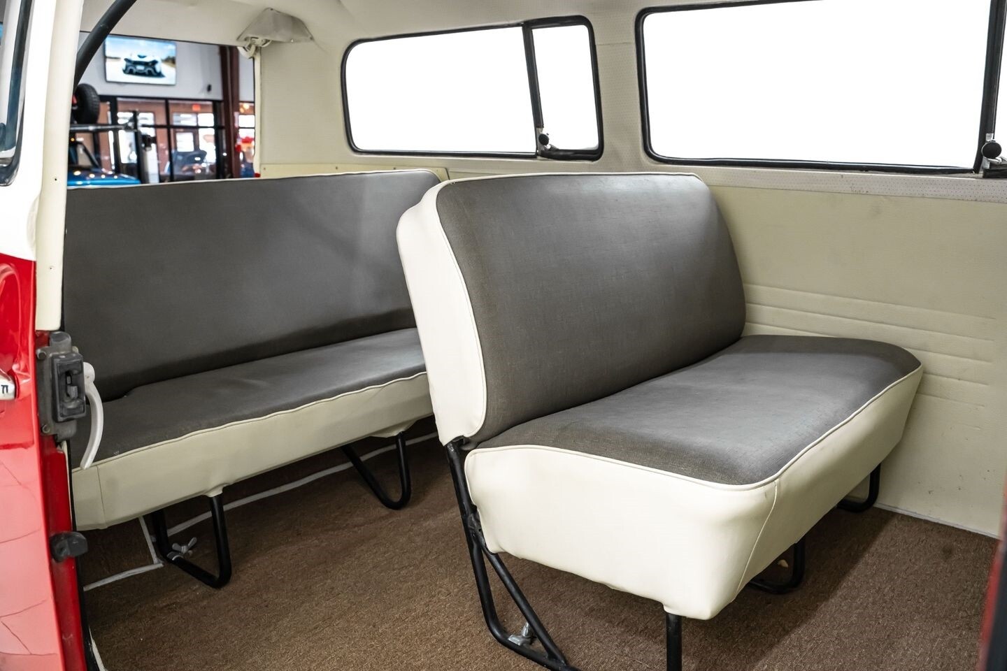 Volkswagen-Type-II-Bus-1975-Other-21